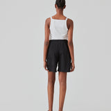 Cargo shorts i sort i nylon med brede ben. DilaraMD shorts har beklædt elastik i taljen og to store påsatte lommer på siden. Modellen er 177 cm og har en størrelse S/36 på.