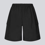 Cargo shorts i sort i nylon med brede ben. DilaraMD shorts har beklædt elastik i taljen og to store påsatte lommer på siden. Modellen er 177 cm og har en størrelse S/36 på.