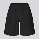 Cargo shorts i sort i nylon med brede ben. DilaraMD shorts har beklædt elastik i taljen og to store påsatte lommer på siden. Modellen er 177 cm og har en størrelse S/36 på.