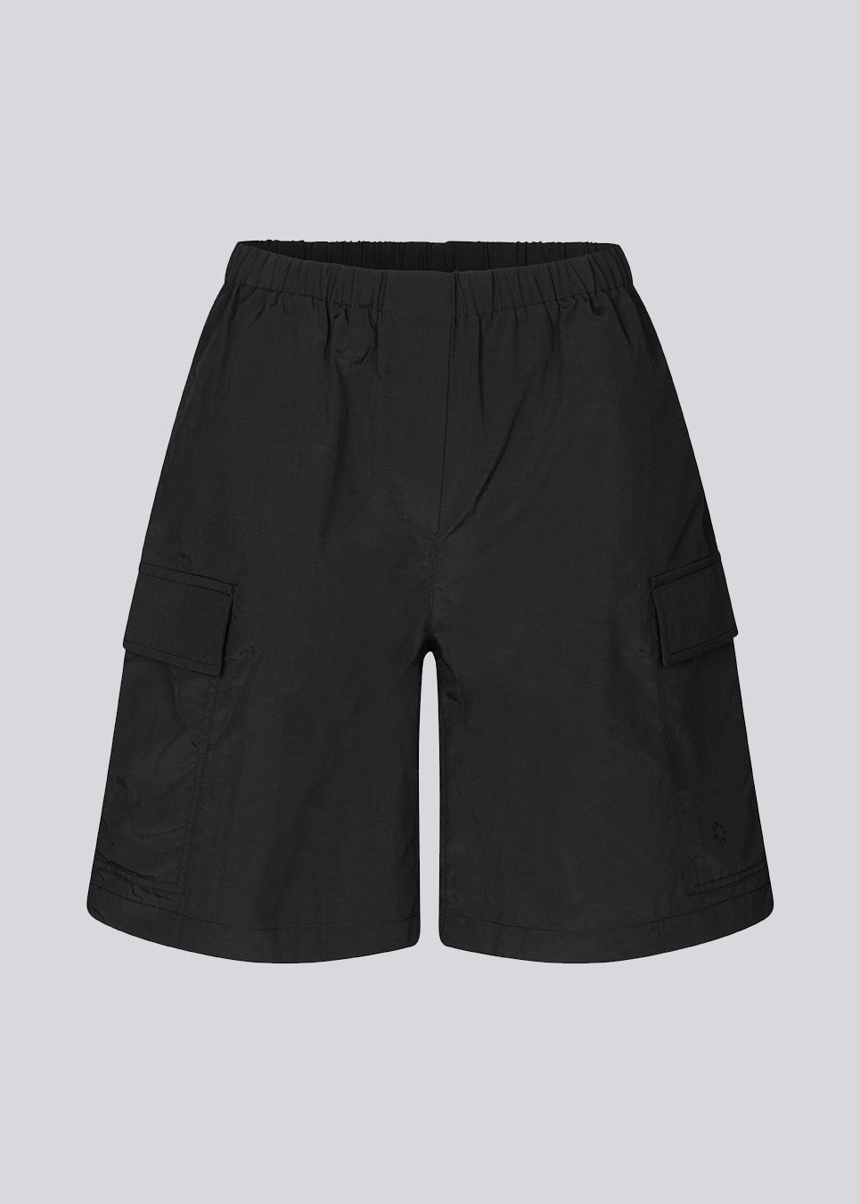 Cargo shorts i sort i nylon med brede ben. DilaraMD shorts har beklædt elastik i taljen og to store påsatte lommer på siden. Modellen er 177 cm og har en størrelse S/36 på.