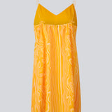 DonteMD print strap dress er en kort kjole i slim fit med v-udskæring i halsen, rynkedetalje bagpå, skæring i taljen og tynde justerbare stropper. Med foer. Modellen er 177 cm og har en størrelse S/36 på.