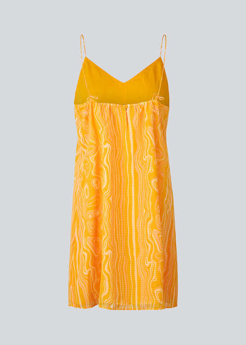 DonteMD print strap dress er en kort kjole i slim fit med v-udskæring i halsen, rynkedetalje bagpå, skæring i taljen og tynde justerbare stropper. Med foer. Modellen er 177 cm og har en størrelse S/36 på.
