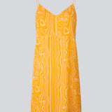 DonteMD print strap dress er en kort kjole i slim fit med v-udskæring i halsen, rynkedetalje bagpå, skæring i taljen og tynde justerbare stropper. Med foer. Modellen er 177 cm og har en størrelse S/36 på.