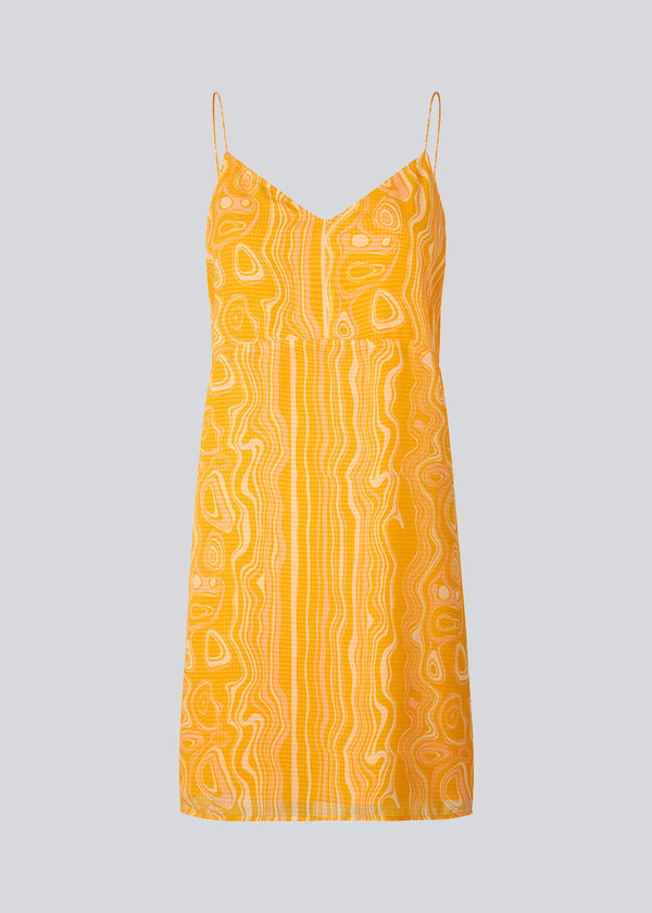 DonteMD print strap dress er en kort kjole i slim fit med v-udskæring i halsen, rynkedetalje bagpå, skæring i taljen og tynde justerbare stropper. Med foer. Modellen er 177 cm og har en størrelse S/36 på.