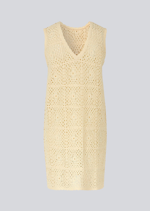  Kort kjole i blød bomuldskvalitet med hæklet look. DorothyMD dress er uden ærmer og har v-halsudskæring, samt brede stropper. Modellen er 177 cm og har en størrelse S/36 på.