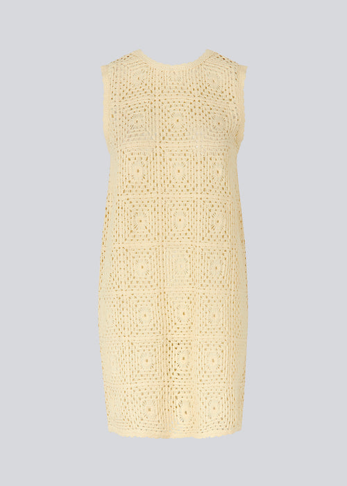  Kort kjole i blød bomuldskvalitet med hæklet look. DorothyMD dress er uden ærmer og har v-halsudskæring, samt brede stropper. Modellen er 177 cm og har en størrelse S/36 på.