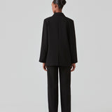 Gale blazer i sort har et klassisk og elegant design, som kommer til udtryk i den flotte reverskrave og den lange pasform. Blazeren har knaplukning fortil og en brystlomme i venstre side. Style blazeren med matchende bukser: Gale pants i sort, GaleMD shorts, eller: Gale straight pants.   Modellen er 177 cm og har en størrelse S/36 på.  Blazeren er stor i størrelsen. Vi anbefaler at gå en størrelse ned.