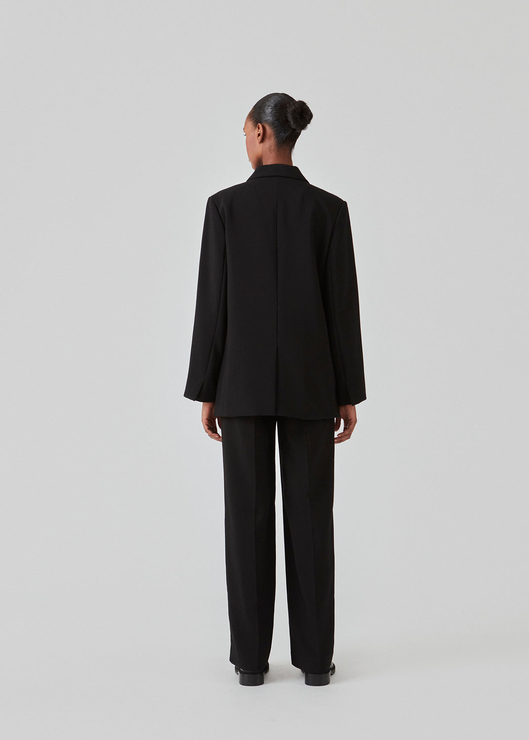 Gale blazer i sort har et klassisk og elegant design, som kommer til udtryk i den flotte reverskrave og den lange pasform. Blazeren har knaplukning fortil og en brystlomme i venstre side. Style blazeren med matchende bukser: Gale pants i sort, GaleMD shorts, eller: Gale straight pants.   Modellen er 177 cm og har en størrelse S/36 på.  Blazeren er stor i størrelsen. Vi anbefaler at gå en størrelse ned.