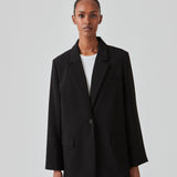 Gale blazer i sort har et klassisk og elegant design, som kommer til udtryk i den flotte reverskrave og den lange pasform. Blazeren har knaplukning fortil og en brystlomme i venstre side. Style blazeren med matchende bukser: Gale pants i sort, GaleMD shorts, eller: Gale straight pants.   Modellen er 177 cm og har en størrelse S/36 på.  Blazeren er stor i størrelsen. Vi anbefaler at gå en størrelse ned.