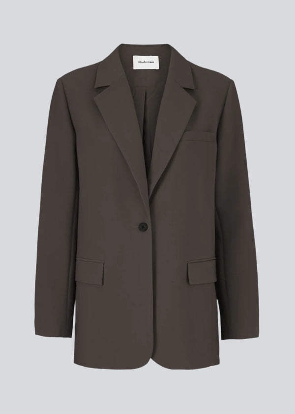 Gale blazer i farven: Espresso har et klassisk og elegant design, som kommer til udtryk i den flotte reverskrave og den lange pasform. Blazeren har knaplukning fortil og en brystlomme i venstre side.  Shop matchende bukser: Gale Pants eller Gale straight pants, i samme farve for at fuldene looket.