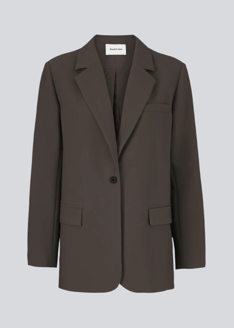 Gale blazer i farven: Espresso har et klassisk og elegant design, som kommer til udtryk i den flotte reverskrave og den lange pasform. Blazeren har knaplukning fortil og en brystlomme i venstre side.  Shop matchende bukser: Gale Pants eller Gale straight pants, i samme farve for at fuldene looket.