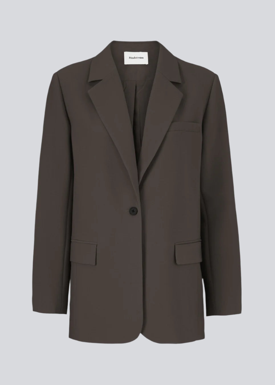 Gale blazer i farven: Espresso har et klassisk og elegant design, som kommer til udtryk i den flotte reverskrave og den lange pasform. Blazeren har knaplukning fortil og en brystlomme i venstre side.  Shop matchende bukser: Gale Pants eller Gale straight pants, i samme farve for at fuldene looket.