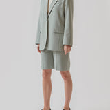 GaleMD shorts i sage har et klassisk design. Shortsene har knælange, vide ben med pressefolder som skaber et elegant look. Modellen er 173 cm og har en størrelse S/36 på.  Køb matchende blazer og fuldend looket: Gale blazer.