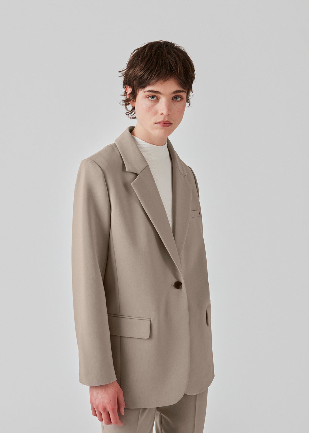 Gale blazer har et klassisk og elegant design, som kommer til udtryk i den flotte reverskrave og den lange pasform. Blazeren har knaplukning fortil og en brystlomme i venstre side. Blazeren er stor i størrelsen. Vi anbefaler at gå en størrelse ned.   Modellen er 177 cm og har en størrelse S/36 på.  Køb matchende bukser: Gale pants eller Gale straight pants, i samme farve, for at fuldende looket. 