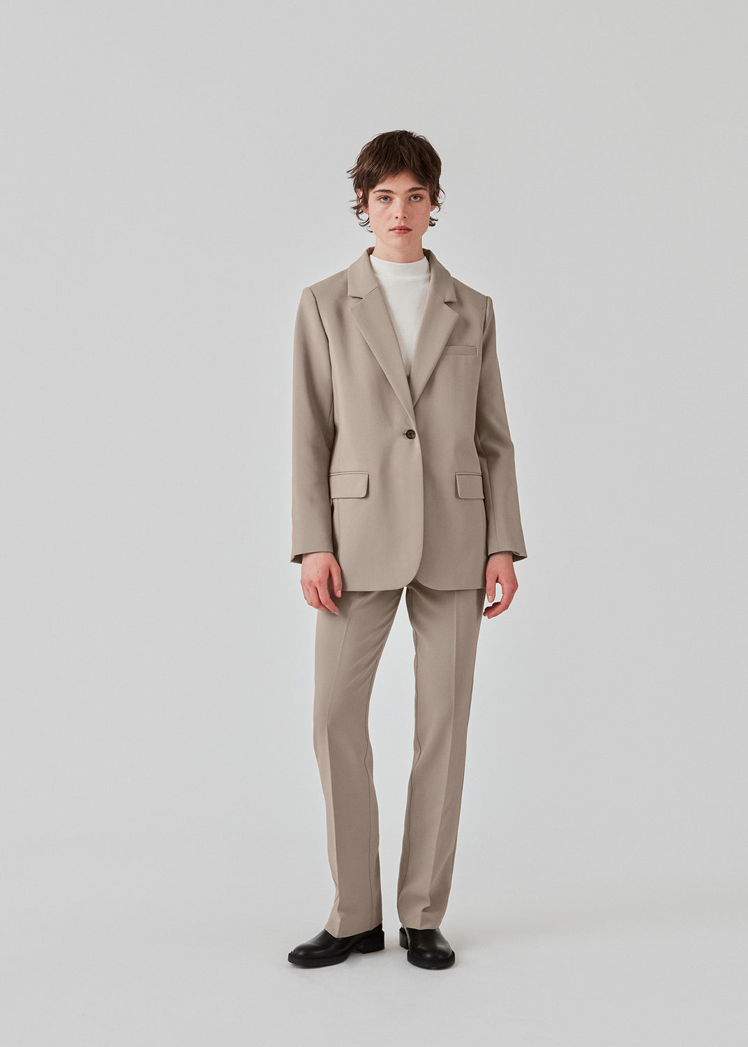 Gale blazer har et klassisk og elegant design, som kommer til udtryk i den flotte reverskrave og den lange pasform. Blazeren har knaplukning fortil og en brystlomme i venstre side. Blazeren er stor i størrelsen. Vi anbefaler at gå en størrelse ned.   Modellen er 177 cm og har en størrelse S/36 på.  Køb matchende bukser: Gale pants eller Gale straight pants, i samme farve, for at fuldende looket. 