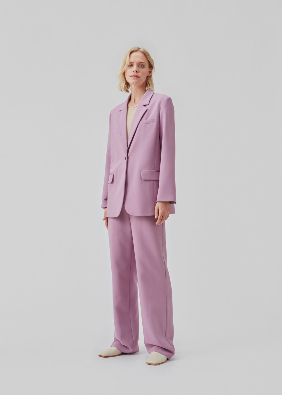 Gale blazer i farven Valerian har et klassisk og elegant design, som kommer til udtryk i den flotte reverskrave og den lange pasform. Blazeren har knaplukning fortil og en brystlomme i venstre side. Style blazeren med matchende bukser: Gale pants.  Blazeren er stor i størrelsen. Vi anbefaler at gå en størrelse ned.  Shop matchende bukser her: Gale pants