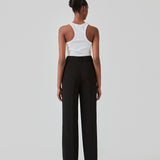 Gale pants har et klassisk design. Buksen har lige, vide ben med pressefolder som skaber et elegant udtryk. Indersøm (S/36): 83 cm Bukserne forlænges med 0,5 cm for hver størrelse. Style bukserne med en matchende blazer: Gale blazer eller GaleMD straight blazer i sort.   Modellen er 177 cm og har en størrelse S/36 på.  Bukserne er store i størrelsen. Vi anbefaler at gå en størrelse ned.
