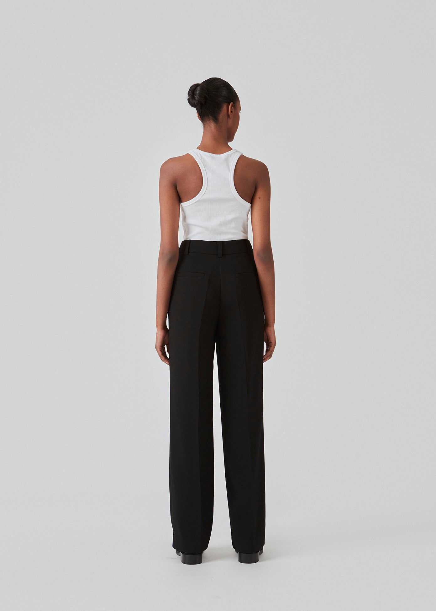 Gale pants har et klassisk design. Buksen har lige, vide ben med pressefolder som skaber et elegant udtryk. Indersøm (S/36): 83 cm Bukserne forlænges med 0,5 cm for hver størrelse. Style bukserne med en matchende blazer: Gale blazer eller GaleMD straight blazer i sort.   Modellen er 177 cm og har en størrelse S/36 på.  Bukserne er store i størrelsen. Vi anbefaler at gå en størrelse ned.