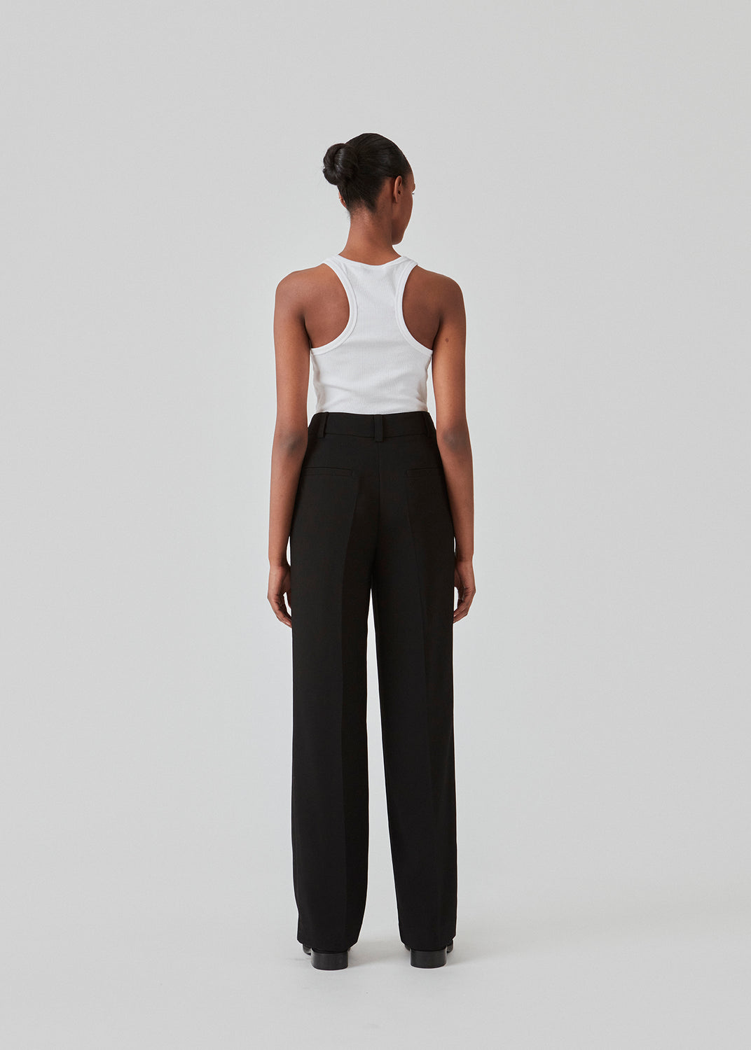 Gale pants har et klassisk design. Buksen har lige, vide ben med pressefolder som skaber et elegant udtryk. Indersøm (S/36): 83 cm Bukserne forlænges med 0,5 cm for hver størrelse. Style bukserne med en matchende blazer: Gale blazer eller GaleMD straight blazer i sort.   Modellen er 177 cm og har en størrelse S/36 på.  Bukserne er store i størrelsen. Vi anbefaler at gå en størrelse ned.
