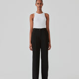 Gale pants har et klassisk design. Buksen har lige, vide ben med pressefolder som skaber et elegant udtryk. Indersøm (S/36): 83 cm Bukserne forlænges med 0,5 cm for hver størrelse. Style bukserne med en matchende blazer: Gale blazer eller GaleMD straight blazer i sort.   Modellen er 177 cm og har en størrelse S/36 på.  Bukserne er store i størrelsen. Vi anbefaler at gå en størrelse ned.