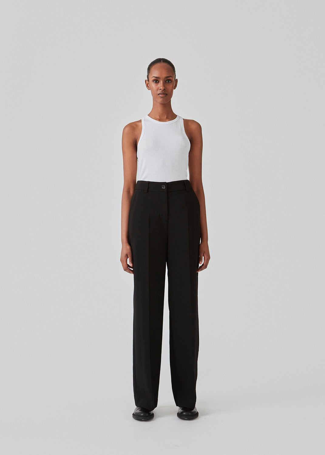 Gale pants har et klassisk design. Buksen har lige, vide ben med pressefolder som skaber et elegant udtryk. Indersøm (S/36): 83 cm Bukserne forlænges med 0,5 cm for hver størrelse. Style bukserne med en matchende blazer: Gale blazer eller GaleMD straight blazer i sort.   Modellen er 177 cm og har en størrelse S/36 på.  Bukserne er store i størrelsen. Vi anbefaler at gå en størrelse ned.