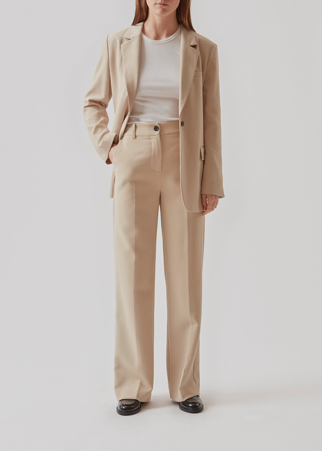 Gale blazer i farven Powder Sand har et klassisk og elegant design, som kommer til udtryk i den flotte reverskrave og den lange pasform. Blazeren har knaplukning fortil og en brystlomme i venstre side. Style med matchende bukser: Gale pants, eller Gale straight pants. Eller matchende shorts: GaleMD shorts i samme farve,  Blazeren er stor i størrelsen. Vi anbefaler at gå en størrelse ned.