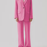 Gale blazer i pink har et klassisk og elegant design, som kommer til udtryk i den flotte reverskrave og den lange pasform. Blazeren har knaplukning fortil og en brystlomme i venstre side. Blazeren er stor i størrelsen. Vi anbefaler at gå en størrelse ned.  Køb matchende bukser: Gale pants, i samme farve for at fuldende looket. 
