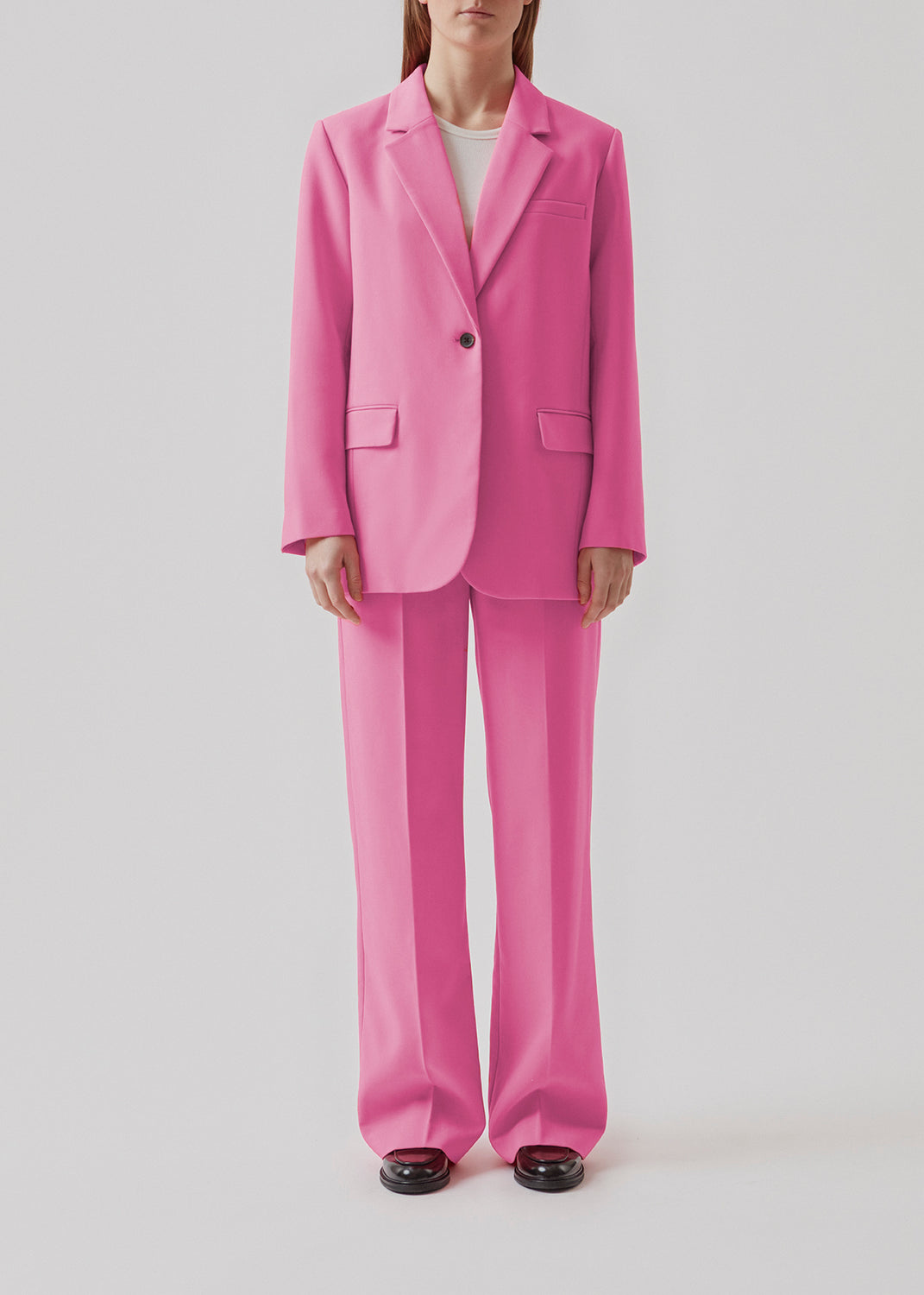 Gale blazer i pink har et klassisk og elegant design, som kommer til udtryk i den flotte reverskrave og den lange pasform. Blazeren har knaplukning fortil og en brystlomme i venstre side. Blazeren er stor i størrelsen. Vi anbefaler at gå en størrelse ned.  Køb matchende bukser: Gale pants, i samme farve for at fuldende looket. 