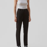 Gale straight pants er en herreinspireret buks med lige, smalle ben. Buksens design holdes klassisk med pressefolder og en mellemhøj talje. Modellen er 173 cm og har en størrelse S/36 på Indersøm (S/36): 82 cm Bukserne forlænges med 0,5 cm for hver størrelse.