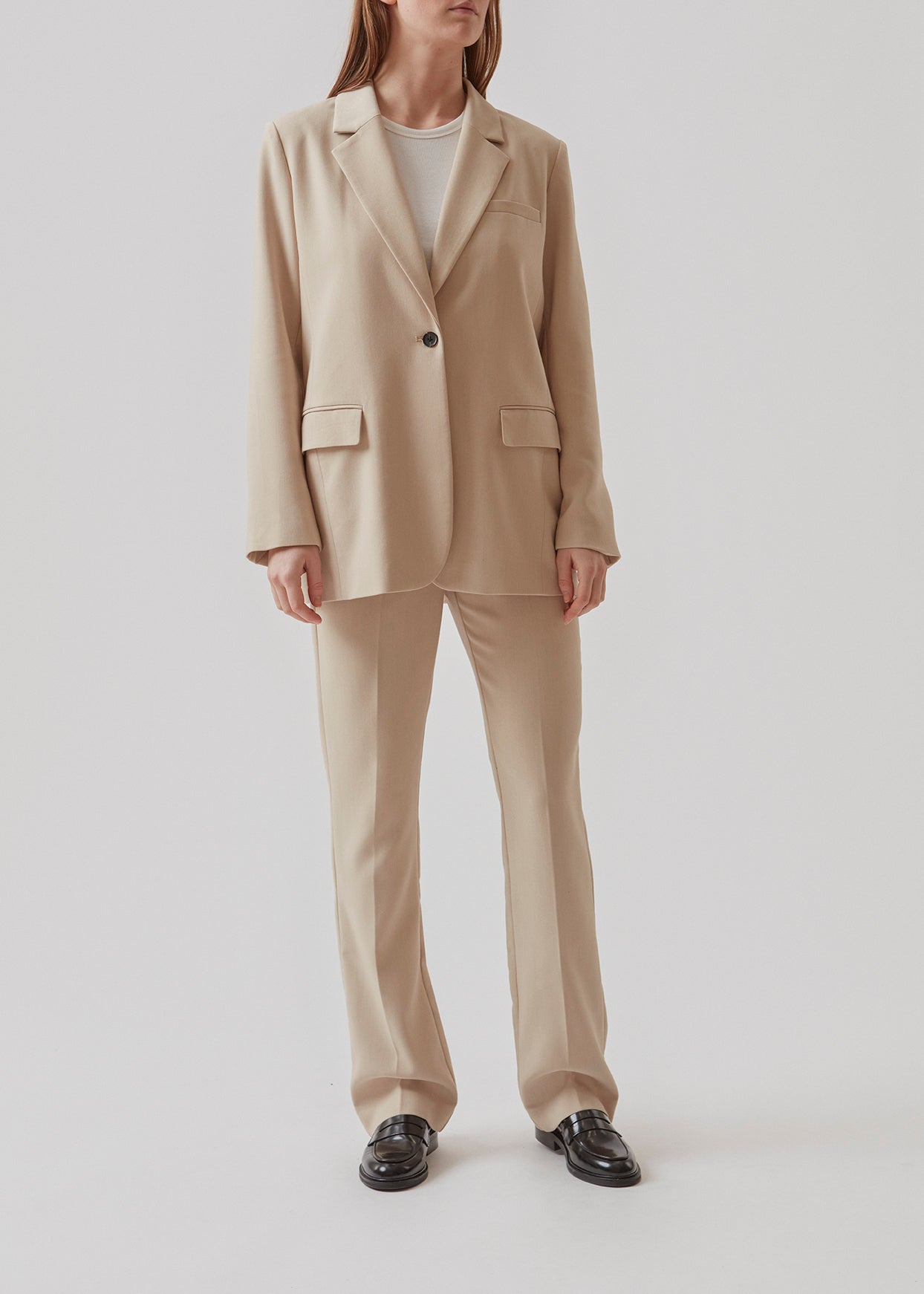 Gale straight pants er en herreinspireret buks med lige, smalle ben. Buksens design holdes klassisk med pressefolder og en mellemhøj talje. Modellen er 173 cm og har en størrelse S/36 på Indersøm (S/36): 82 cm Bukserne forlænges med 0,5 cm for hver størrelse.