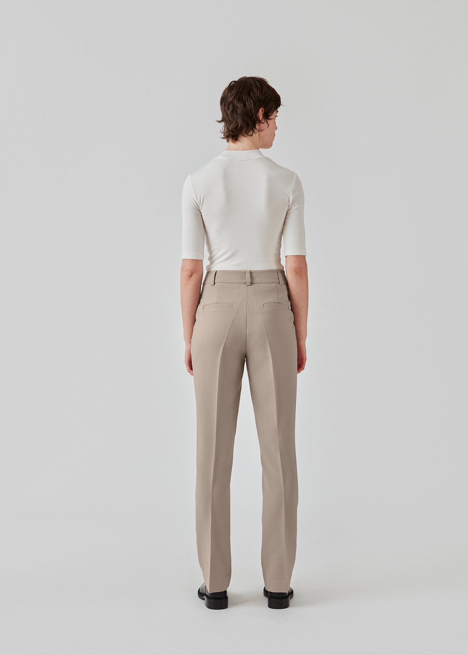 Gale straight pants i farven Satelite er en herreinspireret buks med lige, smalle ben. Buksens design holdes klassisk med pressefolder og en mellemhøj talje. Modellen er 173 cm og har en størrelse S/36 på Indersøm (S/36): 82 cm Bukserne forlænges med 0,5 cm for hver størrelse.  Køb matchende blazer: Gale blazer, i samme farve for at fuldende looket.