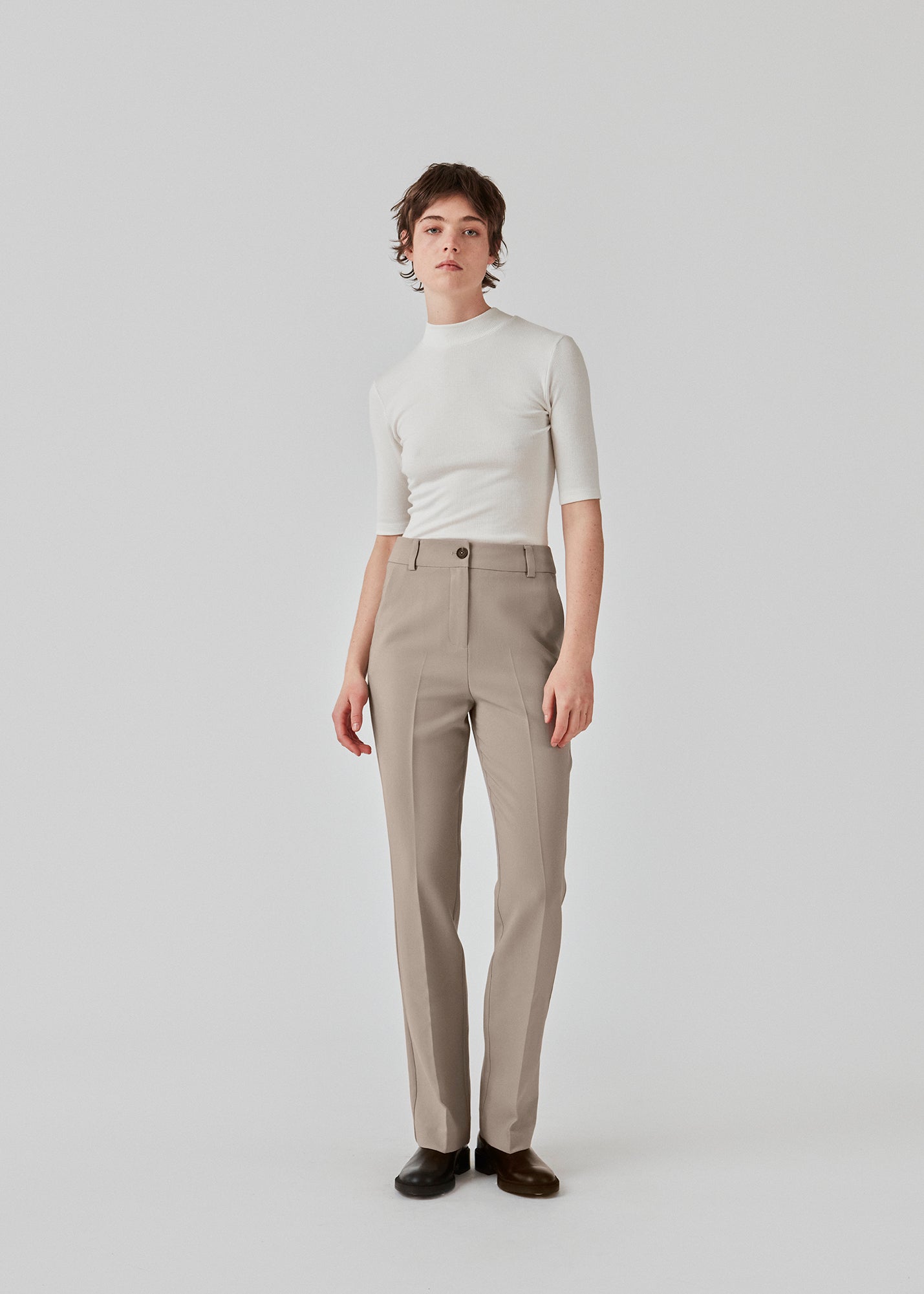 Gale straight pants i farven Satelite er en herreinspireret buks med lige, smalle ben. Buksens design holdes klassisk med pressefolder og en mellemhøj talje. Modellen er 173 cm og har en størrelse S/36 på Indersøm (S/36): 82 cm Bukserne forlænges med 0,5 cm for hver størrelse.  Køb matchende blazer: Gale blazer, i samme farve for at fuldende looket.