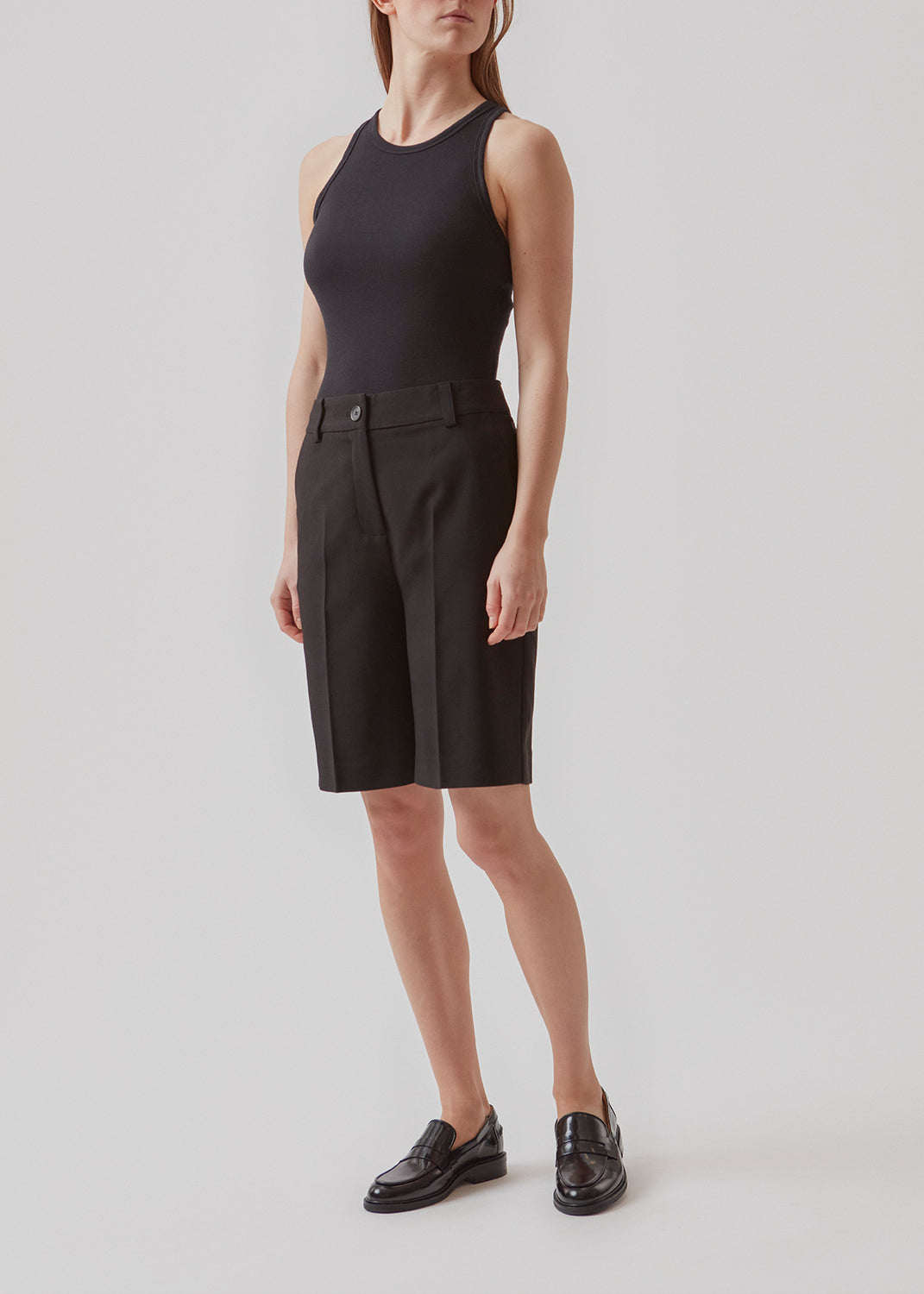 GaleMD shorts har et klassisk design. Shortsene har knælange, vide ben med pressefolder som skaber et elegant look. Modellen er 173 cm og har en størrelse S/36 på.  Match dem med vores Gale blazer i samme farve.
