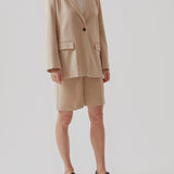 GaleMD shorts i beige har et klassisk design. Shortsene har knælange, vide ben med pressefolder som skaber et elegant look. Modellen er 173 cm og har en størrelse S/36 på.  Style med matchende blazer: Gale blazer, i samme farve.