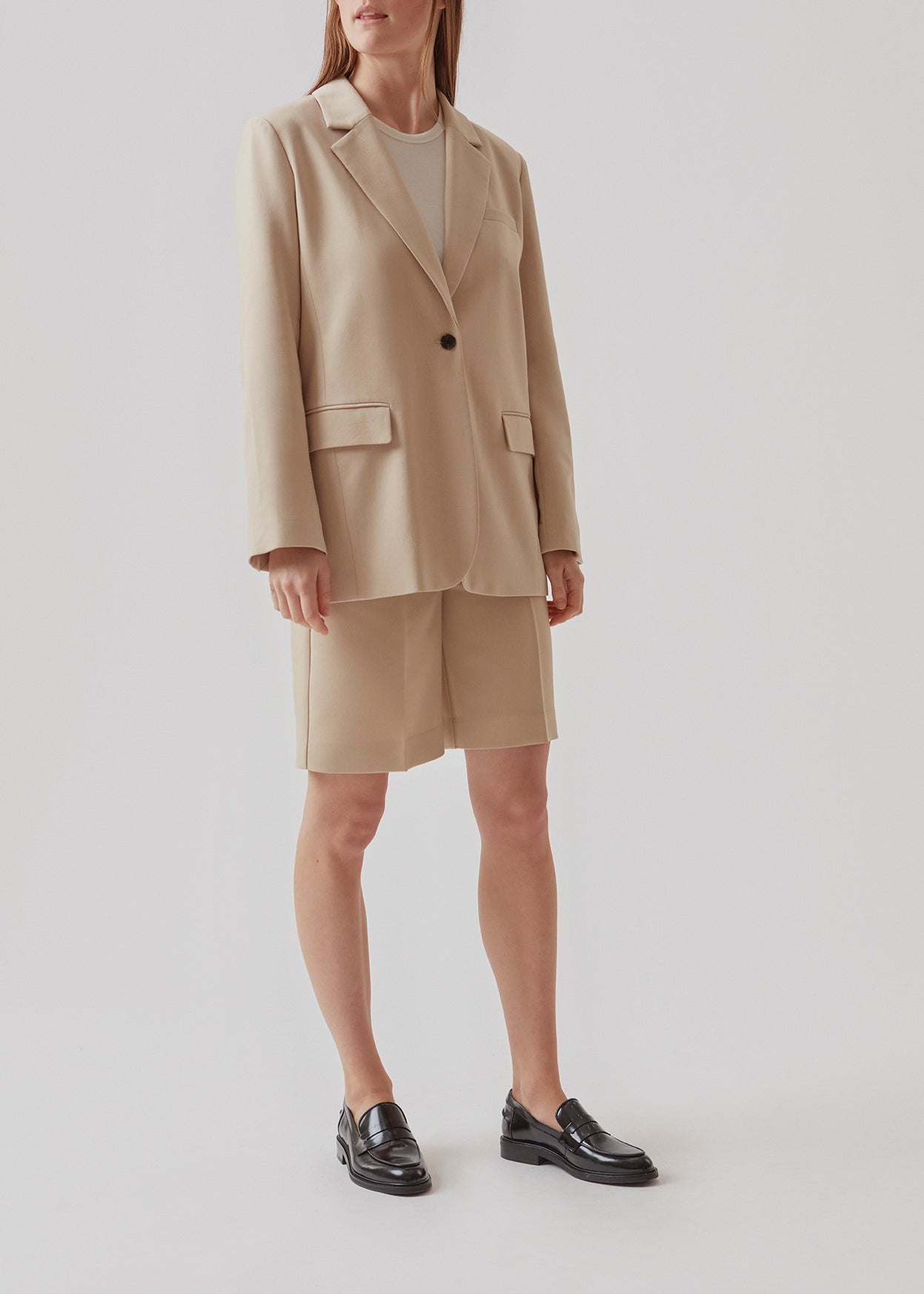 GaleMD shorts i beige har et klassisk design. Shortsene har knælange, vide ben med pressefolder som skaber et elegant look. Modellen er 173 cm og har en størrelse S/36 på.  Style med matchende blazer: Gale blazer, i samme farve.