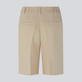 GaleMD shorts i beige har et klassisk design. Shortsene har knælange, vide ben med pressefolder som skaber et elegant look. Modellen er 173 cm og har en størrelse S/36 på.  Style med matchende blazer: Gale blazer, i samme farve.
