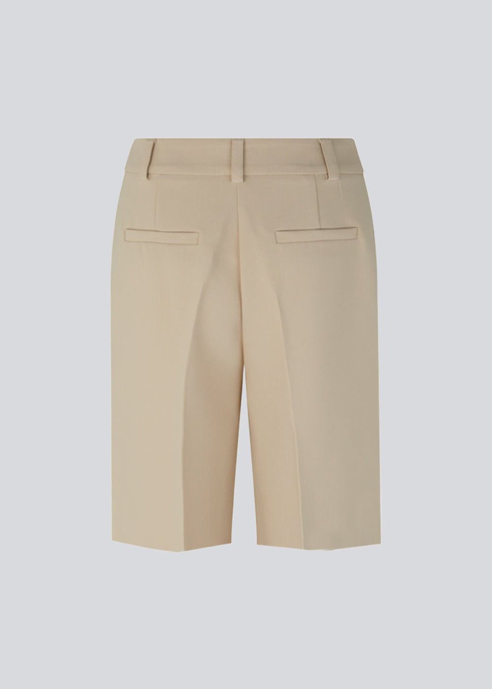 GaleMD shorts i beige har et klassisk design. Shortsene har knælange, vide ben med pressefolder som skaber et elegant look. Modellen er 173 cm og har en størrelse S/36 på.  Style med matchende blazer: Gale blazer, i samme farve.
