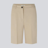 GaleMD shorts i beige har et klassisk design. Shortsene har knælange, vide ben med pressefolder som skaber et elegant look. Modellen er 173 cm og har en størrelse S/36 på.  Style med matchende blazer: Gale blazer, i samme farve.