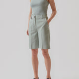 GaleMD shorts har et klassisk design. Shortsene har knælange, vide ben med pressefolder som skaber et elegant look. Modellen er 173 cm og har en størrelse S/36 på.