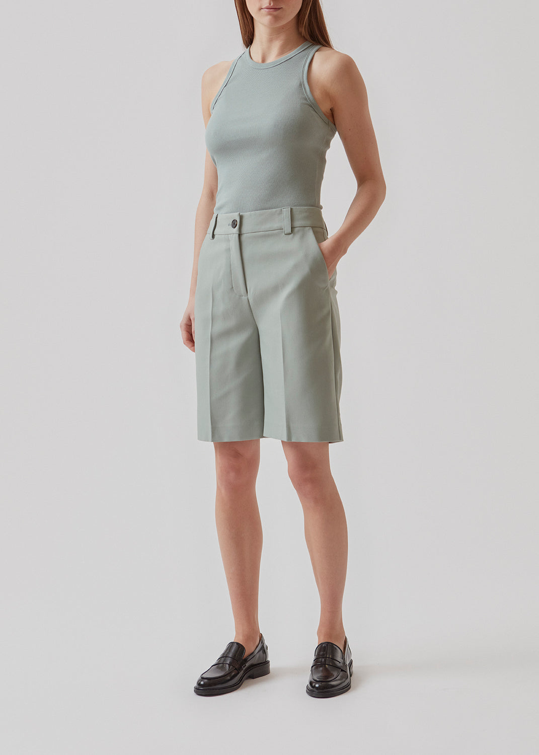 GaleMD shorts har et klassisk design. Shortsene har knælange, vide ben med pressefolder som skaber et elegant look. Modellen er 173 cm og har en størrelse S/36 på.