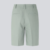 GaleMD shorts har et klassisk design. Shortsene har knælange, vide ben med pressefolder som skaber et elegant look. Modellen er 173 cm og har en størrelse S/36 på.