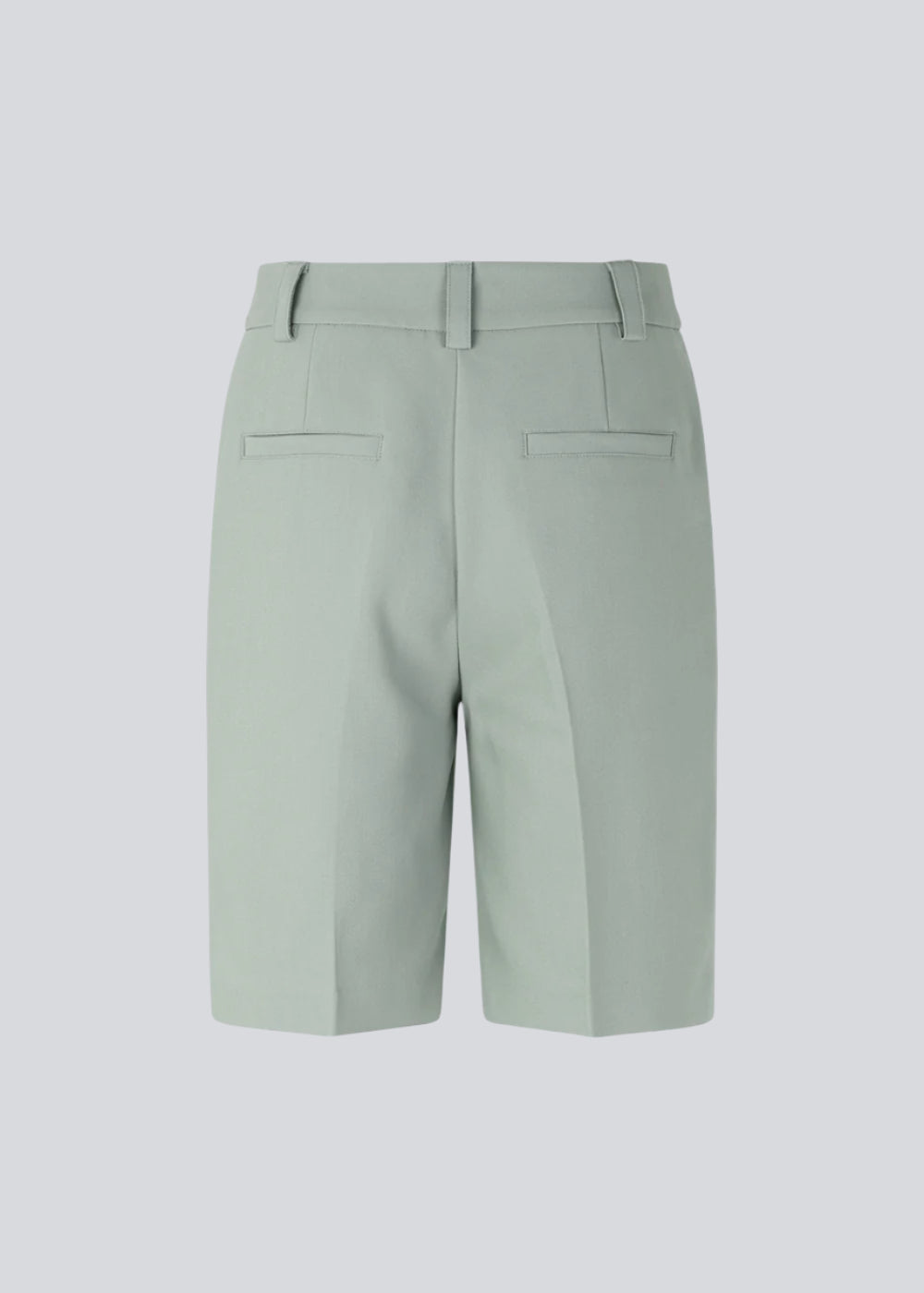GaleMD shorts har et klassisk design. Shortsene har knælange, vide ben med pressefolder som skaber et elegant look. Modellen er 173 cm og har en størrelse S/36 på.