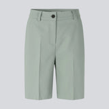 GaleMD shorts har et klassisk design. Shortsene har knælange, vide ben med pressefolder som skaber et elegant look. Modellen er 173 cm og har en størrelse S/36 på.