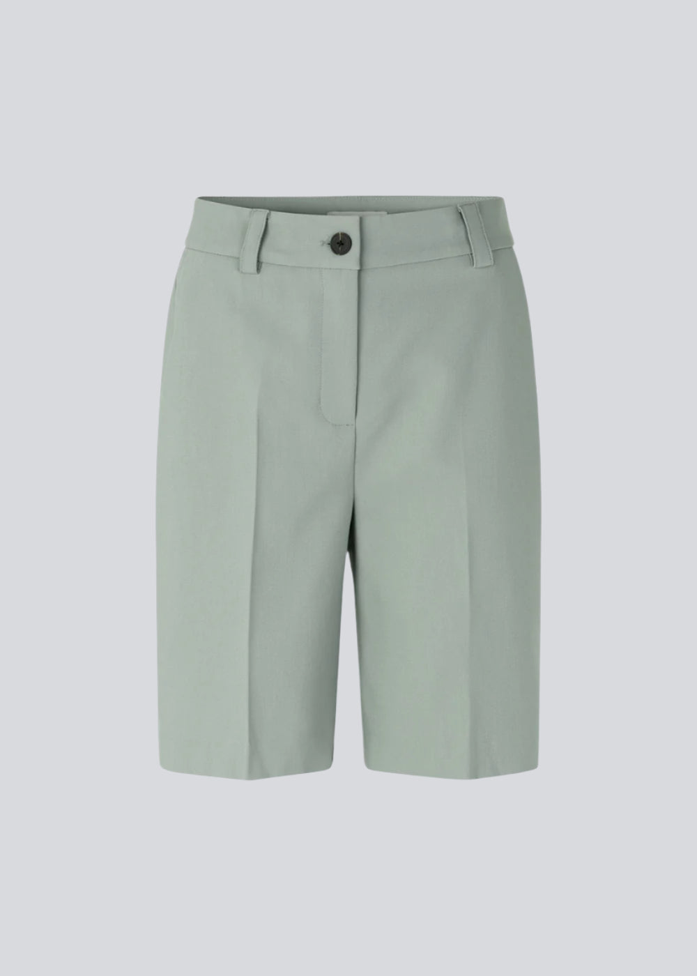 GaleMD shorts har et klassisk design. Shortsene har knælange, vide ben med pressefolder som skaber et elegant look. Modellen er 173 cm og har en størrelse S/36 på.