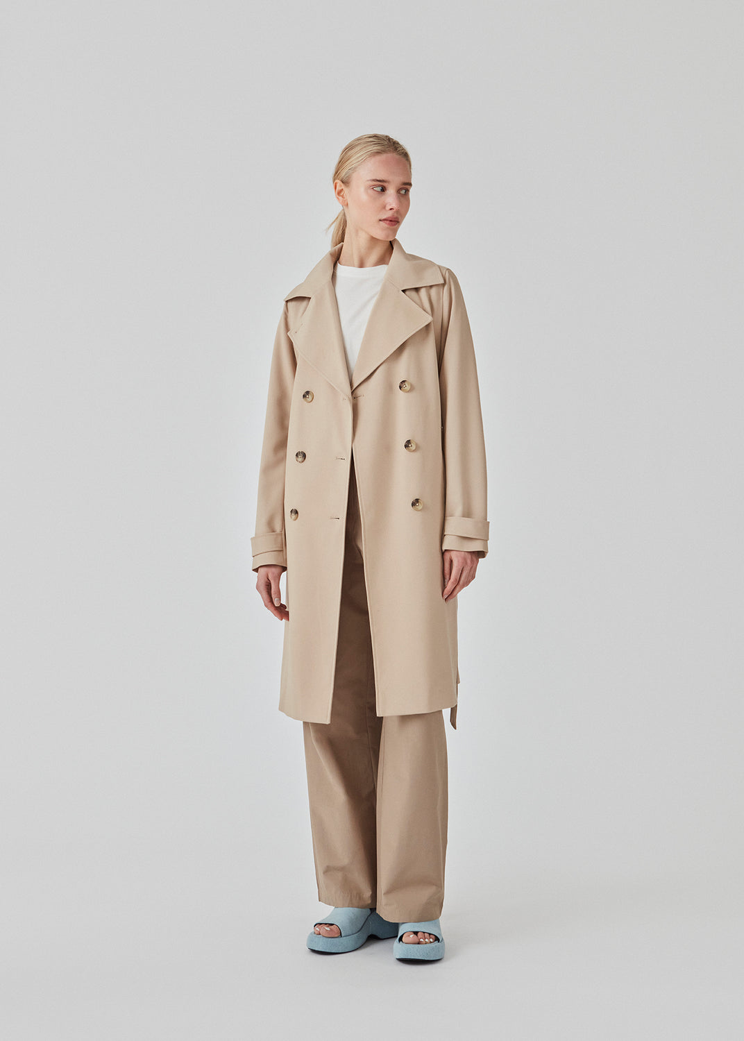 Smuk jakke med i et klassisk udtryk bred krave, bælte i livet og knaplukning. Hiro jacket er perfekt som overgangsjakke fra vinter til forår. Jakken har en rummelig pasform. Vi anbefaler at gå en størrelse ned. Modellen er 174 cm og har en størrelse S/36 på