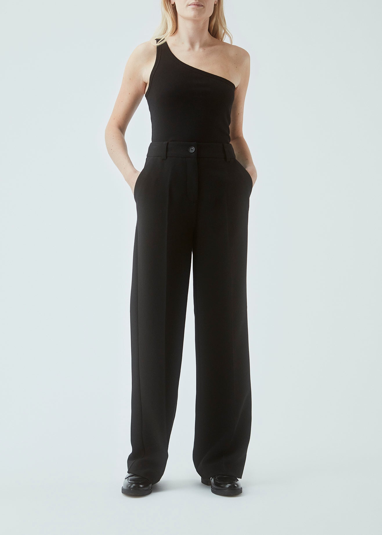 Lækker basic top i en blød bomuldsrib. Igor one shoulder top har en tætsiddende pasform med en enkelt asymetrisk strop og er perfekt at style til et sporty look.