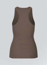 Basic top i brun i en blød bomuldsrib. Igor top har en tætsiddende pasform med bryderryg og er perfekt at style til et sporty look. Modellen er 174 cm og har en størrelse S/36 på