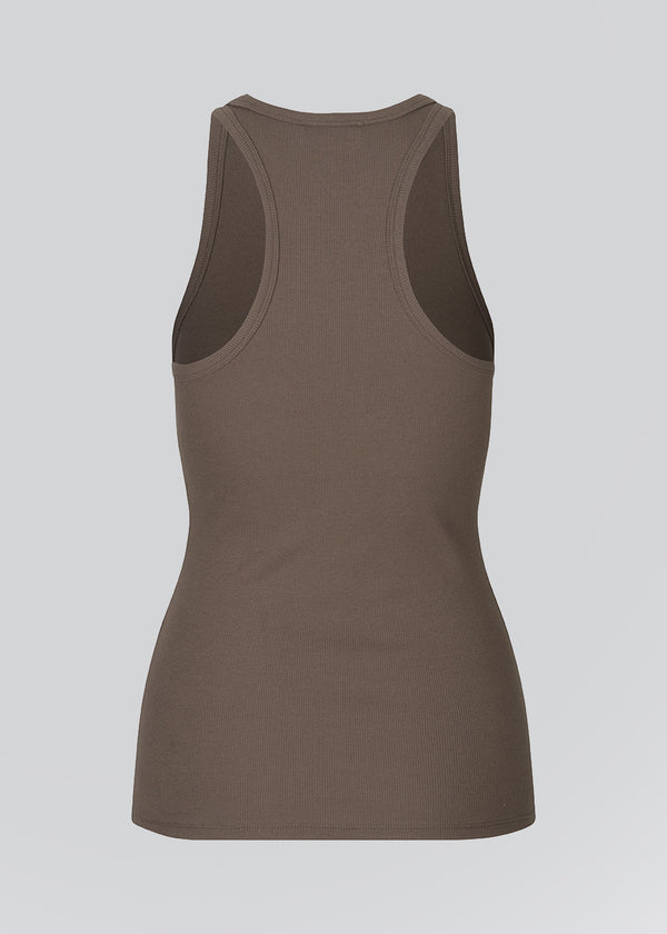 Basic top i brun i en blød bomuldsrib. Igor top har en tætsiddende pasform med bryderryg og er perfekt at style til et sporty look. Modellen er 174 cm og har en størrelse S/36 på