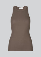 Basic top i brun i en blød bomuldsrib. Igor top har en tætsiddende pasform med bryderryg og er perfekt at style til et sporty look. Modellen er 174 cm og har en størrelse S/36 på
