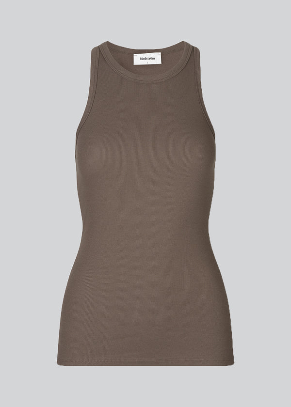 Basic top i brun i en blød bomuldsrib. Igor top har en tætsiddende pasform med bryderryg og er perfekt at style til et sporty look. Modellen er 174 cm og har en størrelse S/36 på
